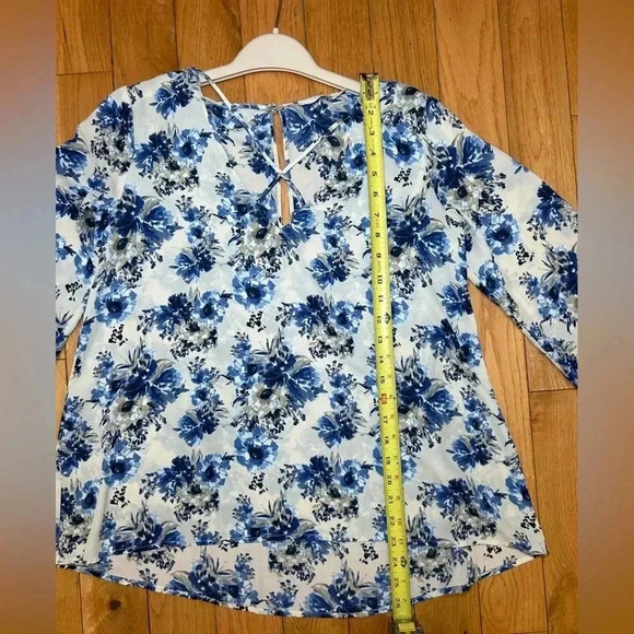 Lush Blue and white Floral Flowy Blouse Size Small - Picture 6 of 6